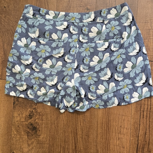 Loft Outlet Pleated Floral Shorts Size 6 - Picture 2 of 9
